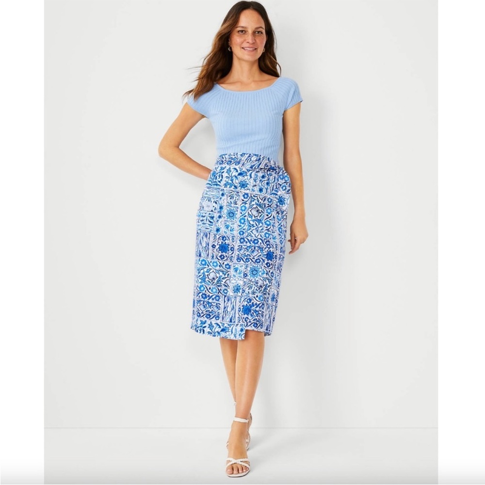 Ann Taylor Tile Wrap Pencil Skirt Blue & White Size 2